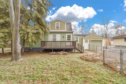 6522 Saline Dr, Waterford, MI 48329