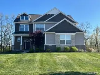 2500 Walnut View Dr, Howell, MI 48855