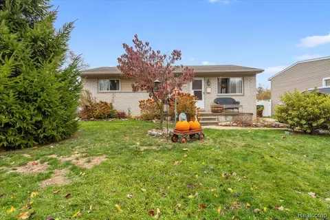 23512 Huron River Dr, Rockwood, MI 48173