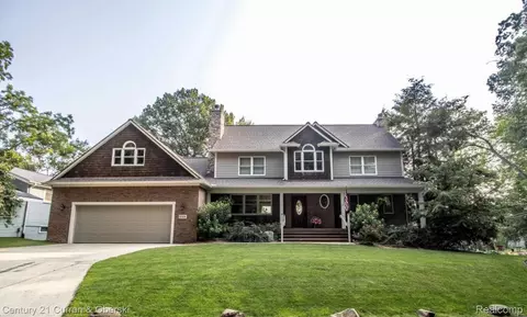 8308 Peninsular Dr, Fenton, MI 48430