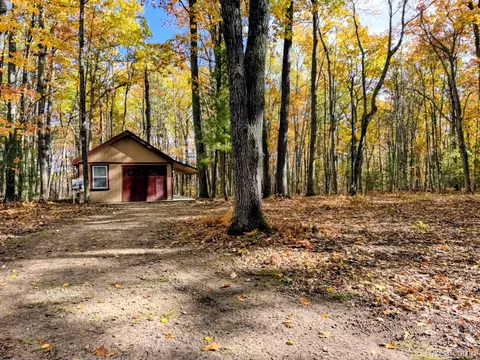 275 E Skyline Dr, Roscommon, MI 48027