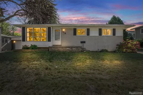 723 Sweetbriar, Milford, MI 48381