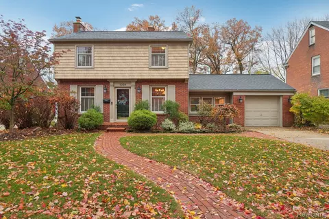 1039 Hawthorne Rd, Grosse Pointe Woods, MI 48236