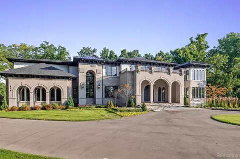 559 Barrington Park Dr, Bloomfield Hills, MI 48304