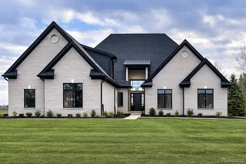5873 Saratoga Dr, Oxford, MI 48371