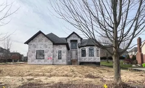 61367 Beacon Hill Dr, Washington, MI 48094