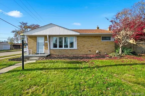 22005 Wilmot Ave, Eastpointe, MI 48021