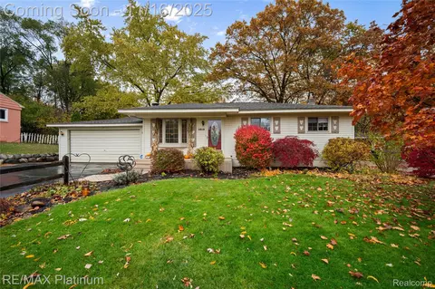 1615 Peterson St, West Bloomfield, MI 48324