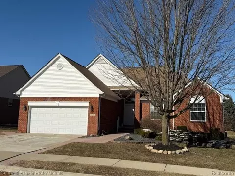 8261 Prestwick Ln, Washington, MI 48095