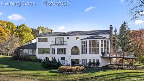 5764 Bloomfield Glens Rd, West Bloomfield, MI 48322