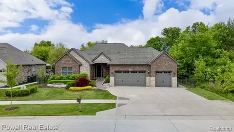 423 Verona Dr, Rochester Hills, MI 48307