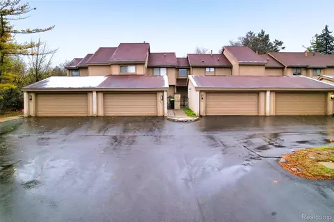 6265 Potomac Cir, West Bloomfield, MI 48322