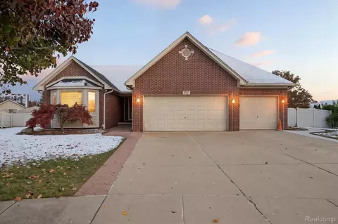 17117 Azalea Ct, Rockwood, MI 48173