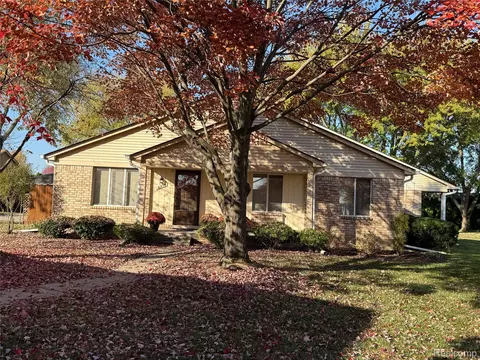 31676 Breezeway, Chesterfield, MI 48047