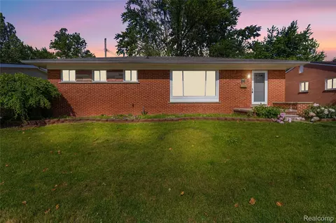 32531 Greenbriar Ave, Warren, MI 48092