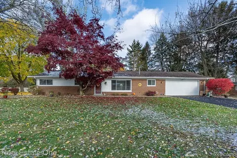 61 Nesbit Ln, Rochester Hills, MI 48309