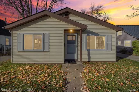 3004 Maplewood Dr, Fort Gratiot, MI 48059