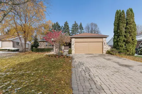 634 Lockport Rd, Rochester Hills, MI 48307