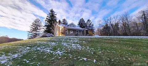 5025 N Hickory Ridge Rd, Highland, MI 48357