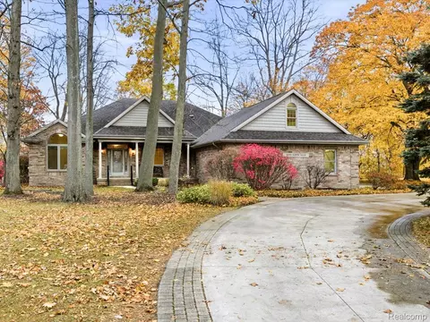 3993 N River Rd, Fort Gratiot, MI 48059