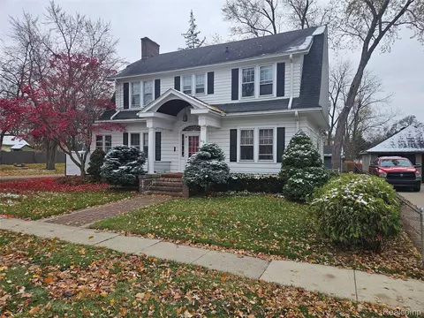 303 W Washington St, Howell, MI 48843