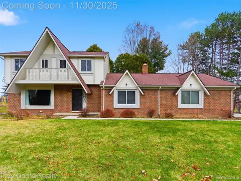 2334 Munster Rd, Rochester Hills, MI 48309