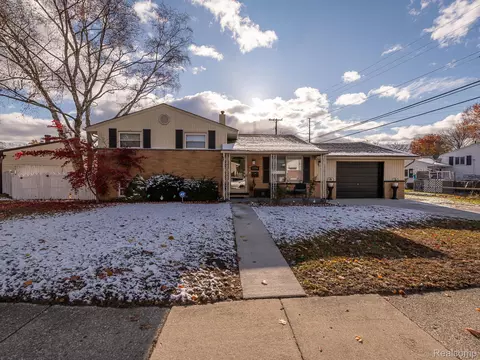 9514 Cass Ave, Taylor, MI 48180
