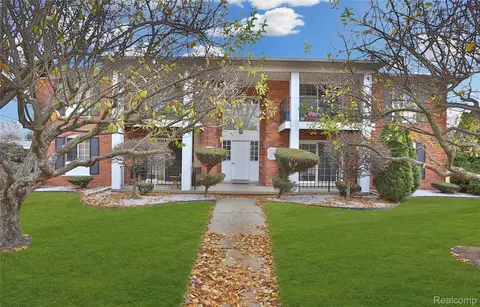22001 E 11 Mile Rd, Saint Clair Shores, MI 48081