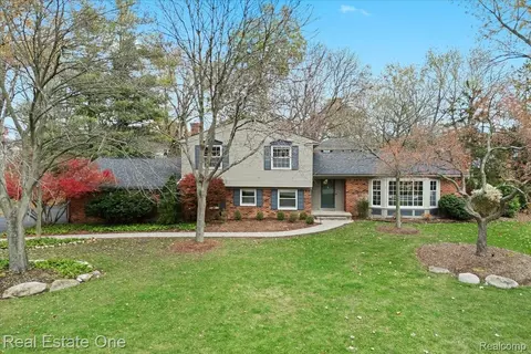 5611 Priory Ln, Bloomfield Hills, MI 48301