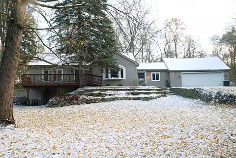 1911 NE Kinmount Dr E, Orion, MI 48359