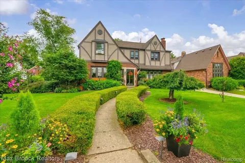 243 Cherokee Rd, Pontiac, MI 48341