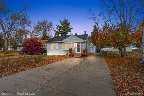 3428 Watkins Lake Rd, Waterford, MI 48328