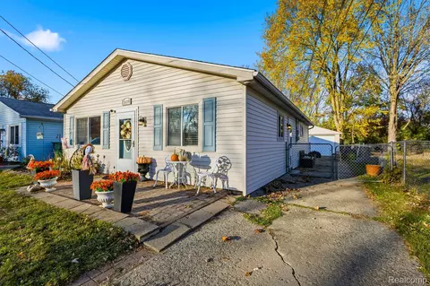 26091 Clear St, Harrison, MI 48045