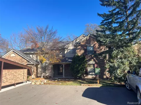 29726 Pine Ridge Cir, Farmington, MI 48331