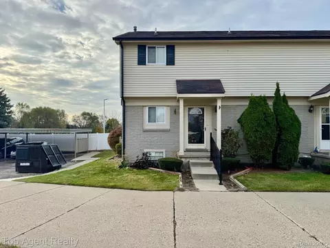2280 Orchard Crest St, Shelby Township, MI 48317