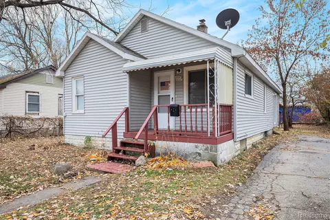 1119 Lakeview St, Waterford, MI 48328