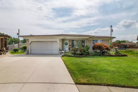 4908 Kadena Ct, Sterling Heights, MI 48310