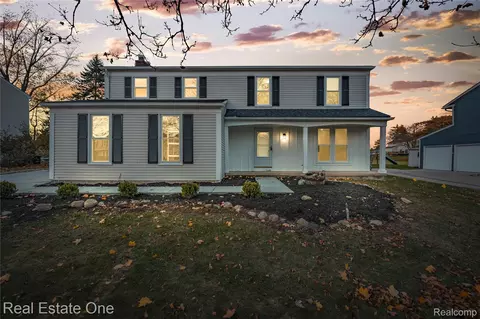 5426 N Piccadilly, West Bloomfield, MI 48322