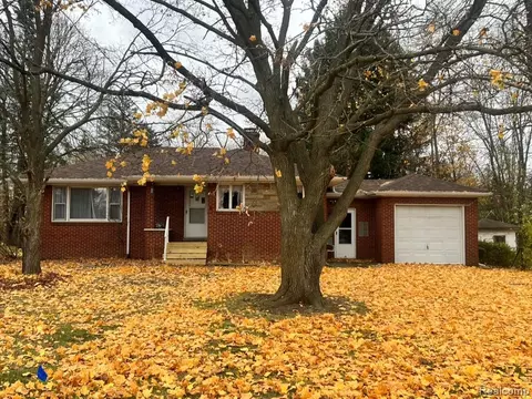 2446 Lanning Dr, Burton, MI 48509