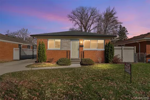 23821 Beverly St, Saint Clair Shores, MI 48082