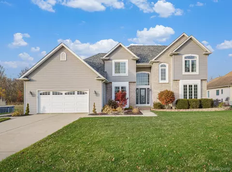 7469 Paradise Dr, Grand Blanc, MI 48439