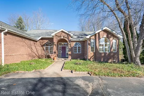 5181 Stonehenge Dr, Oakland, MI 48306