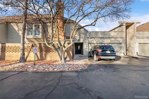 8309 Colony Dr #21, Grosse Ile, MI 48138