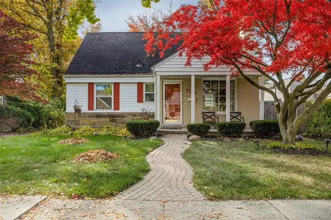 2371 Allard Ave, Grosse Pointe, MI 48236