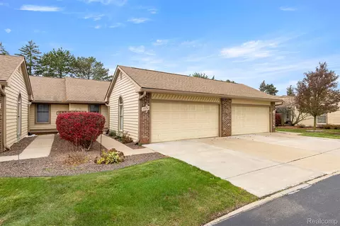 2930 Lakewood Dr, Trenton, MI 48183