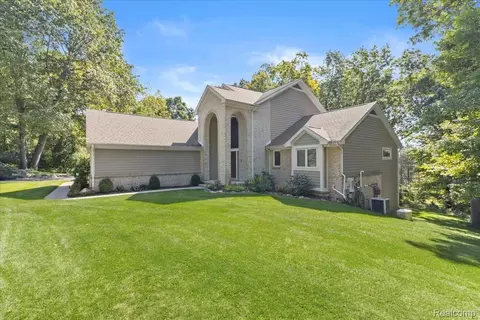 860 Galahad Dr, Brandon, MI 48462