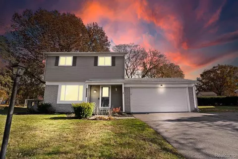 2716 Ravenglass Rd, Waterford, MI 48329