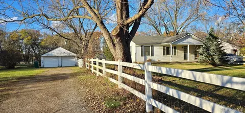 13901 Silver Lake Rd, Green Oak, MI 48178