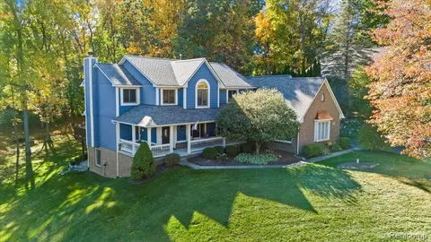 9755 Forest Ridge Dr, Springfield, MI 48348