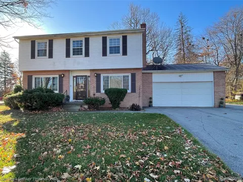 5021 Forest Side Dr, Flint, MI 48532